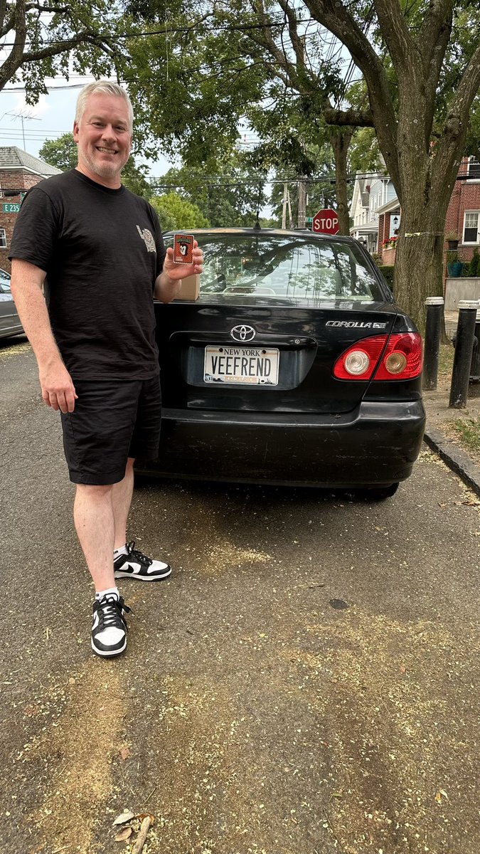 _Peg_Moore's tweet photo. GM! GM!! ๐ Me & its @its_a_mineral found out we lived most of our lives 5 minutes from each other. Wheres @peteygrows heโs from our hood too. @garyvee @veefriends @VeeFriendsCards #VeeFriendsCommunity https://t.co/RXoW2tvfhw