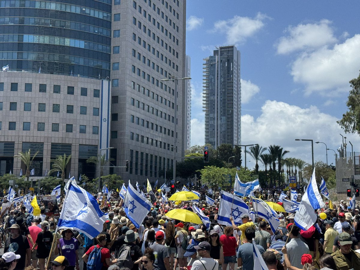 כמות האנשים שיש עכשיו בקפלן לא נורמלית, זה עוד יותר לא מובן מאליו כשהשעה 13:00 וכל כך חם.

עם ישראל מתייצב היום לצד משפחות החטופים וזו רק יריית הפתיחה.