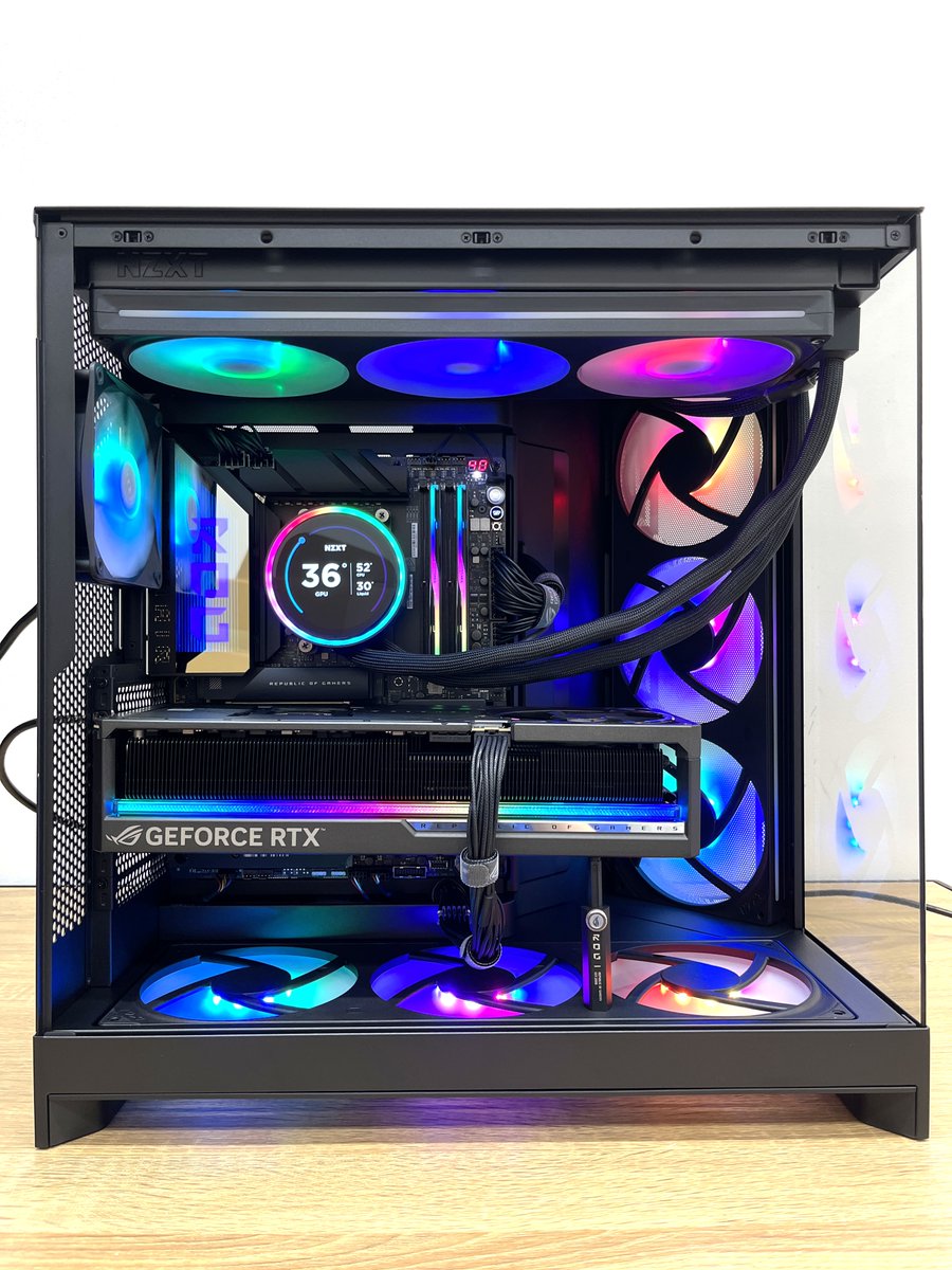 dospara_tsu's tweet image. お客様ご依頼の #組立代行 PCが完成‼️

最高峰のハイエンドPCです‼️
#ASUS のCROSSHAIR X870HERO、THOR-1600W電源、ASTRAL RTX5090を搭載🦉
SSDにもGen5の #WD SN8100を2枚、CPUは9950X3Dを使用
上記パーツを #NZXT H9 FLOWの新型に詰め込んだPCゲーマー理想のPC🤩

#ドスパラ  #津  #自作PC