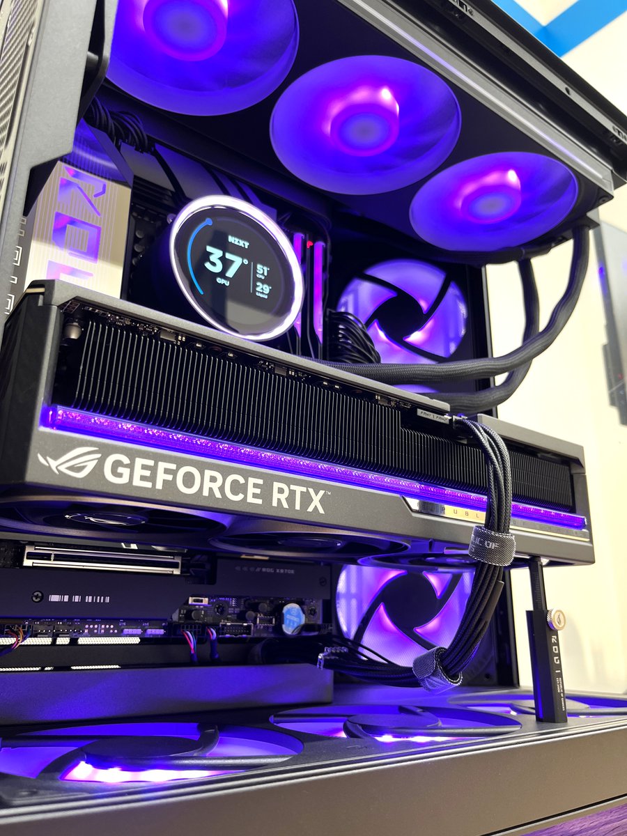 dospara_tsu's tweet image. お客様ご依頼の #組立代行 PCが完成‼️

最高峰のハイエンドPCです‼️
#ASUS のCROSSHAIR X870HERO、THOR-1600W電源、ASTRAL RTX5090を搭載🦉
SSDにもGen5の #WD SN8100を2枚、CPUは9950X3Dを使用
上記パーツを #NZXT H9 FLOWの新型に詰め込んだPCゲーマー理想のPC🤩

#ドスパラ  #津  #自作PC