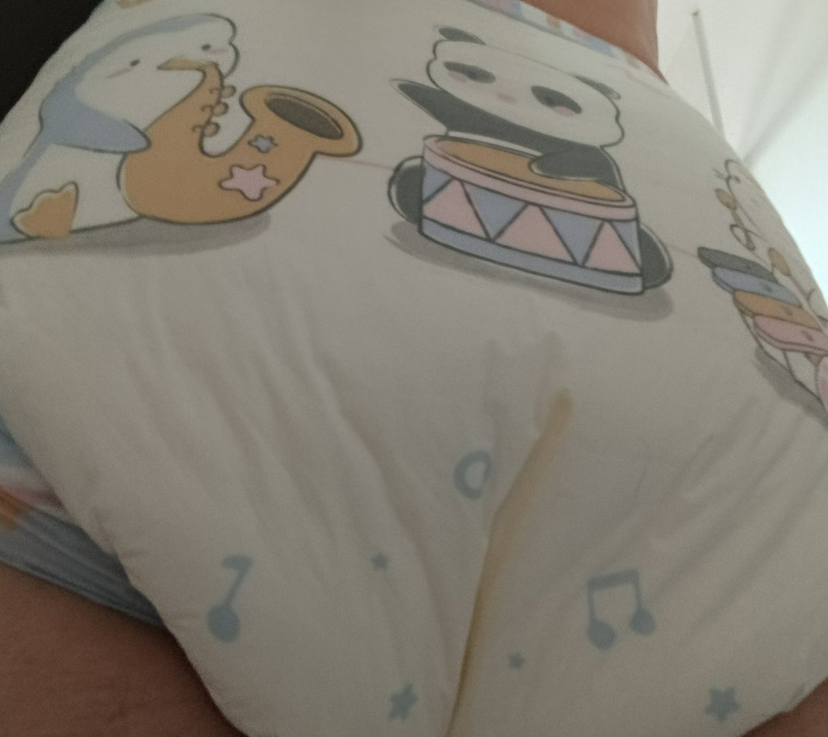 Morning Extremely noisy diaper😍🤣,  hey <a href="/LNGU_ABDL/">LNGU ABDL</a> the "little melody" is what its name was chosen by this concert which occurs when one walks with it🤪🎶?? For lovers of the indiscreet, I would say that it is the best. Caution during your shopping sessions😉😅 #abdl #diapers