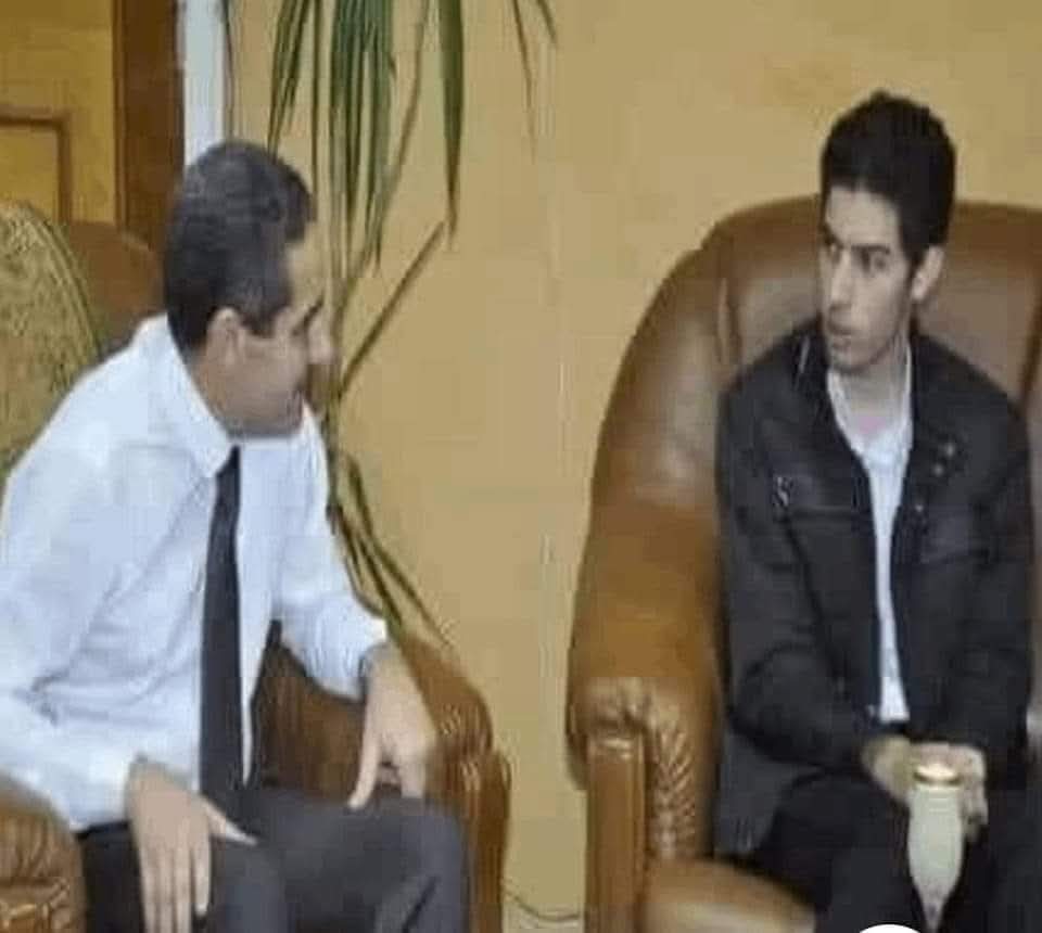 ⭕️الدنيا اتقلبت عشان  التك توكر اللى اتقبض عليهم،، ومحدش جاب سيرة الشاب الإسطورة العبقري دا دكتور /عمر عثمان  يجلس  مع د.طارق رحمي محافظ_الغربية صورة ارشيفية. 

 و اللي العالم كله بيتكلم عنه في الوقت الحالي..

الدكتور/ عمر عثمان اصغر مصري وعربي وافريقي ياخد شهادة دكتوراه في