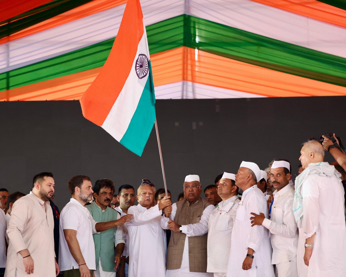 Congress (@incindia) on Twitter photo वोटर अधिकार यात्रा
कांग्रेस अध्यक्ष श्री <a href="/kharge/">Mallikarjun Kharge</a> ने सासाराम, बिहार में वोट चोरी के खिलाफ हुंकार भरी।
हम बिहार में वोट चोरी नहीं होने देंगे, BJP और चुनाव आयोग की साजिश नाकामयाब करके रहेंगे।
📍 सासाराम, बिहार वोटर अधिकार यात्रा
कांग्रेस अध्यक्ष श्री <a href="/kharge/">Mallikarjun Kharge</a> ने सासाराम, बिहार में वोट चोरी के खिलाफ हुंकार भरी।
हम बिहार में वोट चोरी नहीं होने देंगे, BJP और चुनाव आयोग की साजिश नाकामयाब करके रहेंगे।
📍 सासाराम, बिहार