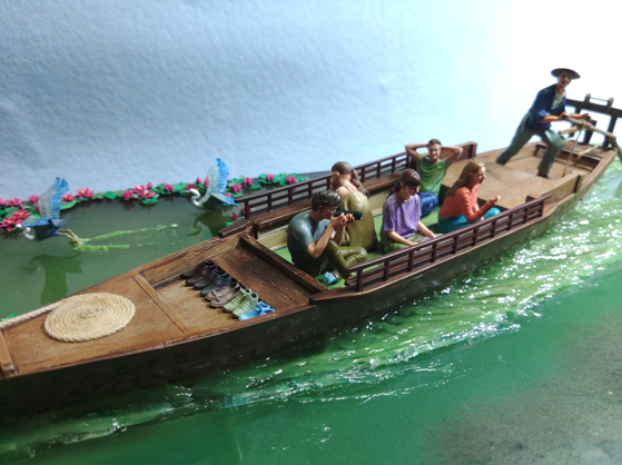 K3M1dqYlQP0tJkf's tweet photo. ケンメリの方に夢中で途中経過を撮影し忘れました。
フィギュアを塗ってベースに固定しました。
気に入らない所は多々ありますが、今回はここまでで終了。08/21(木)-08/24(日)の浜松ジオラマグランプリに参加してます~。
#浜松ジオラマグランプリ2025
#屋形船
#DOYUSHA
#童友社 https://t.co/AL4vzp96I4