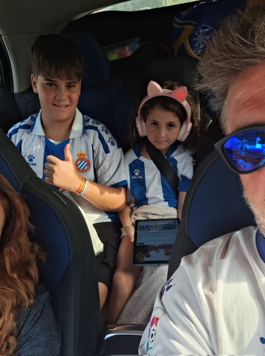 juanmaxaem's tweet image. Volviendo de vacaciones, dejamos maletas y al templo @RCDEspanyol  #RCDEspanyol