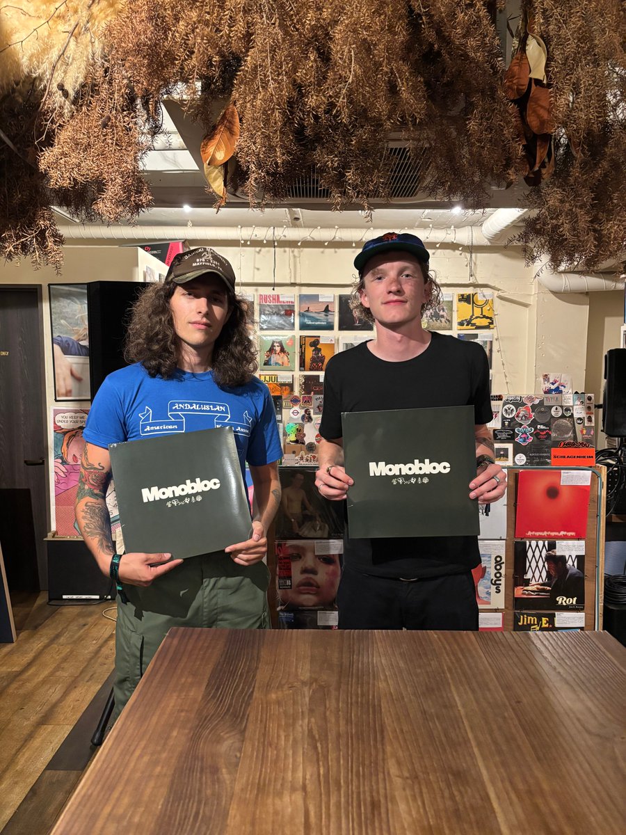 AlffoRecords's tweet photo. サマソニ大阪出演後にMONOBLOCご来店

イケメンたち、そしてリスペクトしかないこのDIY魂

レコード明日から販売予定ですので多くのファンに届く様拡散していただけると幸いです https://t.co/hDFjwwVmKb