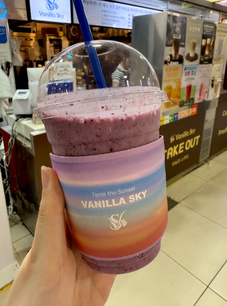 0309_nyan's tweet photo. 韓国へ行ったら
江南の地下街にある
ここのジュース絶対飲んで🥹🥤💕

タッチパネルで注文(日本語あり)

価格も大体3000ウォンちょっとで安いし味がめっちゃ美味しい😭

いちごやスイカ、桃、ブルーベーリーなど
種類豊富！！美容クリニック詰め込みで
ご飯が食べる暇がない時の糖分補給に良すぎる！ https://t.co/OA2fhPJ69L