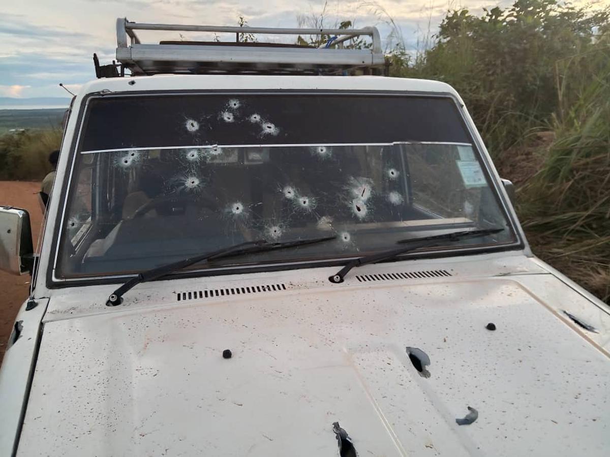 MaishaRdc's tweet photo. #RDC_EST:

Les ADF-Nalu ont multiplié les attaques terroristes dans les régions de Beni, Lubero et Ituri, causant plusieurs morts, l’incendie de maisons, véhicules et biens de valeur.

Ces violences interviennent dans un contexte de vide sécuritaire, consécutif à la mutation de plusieurs militaires congolais dans leurs positions, transférés vers Walikale et Uvira. Cette situation a affaibli la présence des FARDC dans ces zones sensibles.

Le vide ainsi créé est progressivement occupé par des milices Wazalendo, dont certaines ont été par le passé joué un rôle de supplétifs auprès des ADF-Nalu. Ces groupes sont accusés d’exactions contre des civils, mais aussi d’être impliqués dans le trafic d’armes au profit des ADF.

Par ailleurs, la présence des forces ougandaises engagées dans l’opération SUJAA ne semble pas parvenir à contenir efficacement la menace ADF, dans un environnement marqué par la prolifération de milices locales armées par le gouvernement congolais. Ce chevauchement d’acteurs armés crée une grande confusion, rendant parfois difficile l’identification des véritables auteurs des actes qualifiés de terroristes.

Les ADF tirent avantage de la désorganisation sécuritaire congolaise et du jeu ambigu des milices locales.

L’opération SUJAA, en l’absence d’un cadre de coordination robuste et d’un contrôle effectif du terrain par les FARDC, risque de demeurer inefficace.

La confusion volontaire ou involontaire entre ADF et Wazalendo pourrait servir à dissimuler des responsabilités, compliquant les enquêtes et la lutte contre le terrorisme.

À terme, si cette dynamique perdure, les régions de Beni , Lubero et ITURI à l'Est de la RDC pourraient basculer dans une insécurité hybride, où il sera difficile de distinguer entre rébellion, terrorisme et milices étatiques (les wazalendo).

@_AfricanUnion @AUC_MoussaFaki @EU_Commission @EUatUN @UNOSAPG @NBerlangaEU @WairimuANderitu @Refugees @FEGnassingbe @AsstSecStateAF @HuangXia16 @onduhungirehe @JuttaUrpilainen @AlgeriaUN @soniarolley @kayikwambaT @UNOCHA_DRC 
@JapanMissionUN  @jumuiya
@ROK_Mission @USEmbKinshasa
@SierraLeoneUN @unjhro
@MaltaUNMission 
@ONUMocambique 
@SLOtoUN @UN_BintouKeita
@swiss_un @UnderSecStateP
@UsambUN @US_SrAdvisorAF
@Denmark_UN @ONUGeneve
@UKUN_NewYork @unjhro
@CanadaUN @JBorgstam @ADFmagazine
@FranceONU @USEmbKinshasa @USAmbUN @JosepBorrellF @eucopresident  @mbachelet  @MofaQatar_FR @antonioguterres