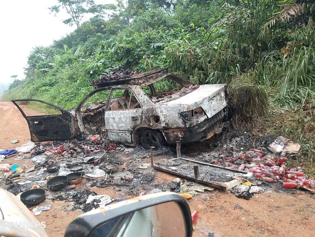 MaishaRdc's tweet photo. #RDC_EST:

Les ADF-Nalu ont multiplié les attaques terroristes dans les régions de Beni, Lubero et Ituri, causant plusieurs morts, l’incendie de maisons, véhicules et biens de valeur.

Ces violences interviennent dans un contexte de vide sécuritaire, consécutif à la mutation de plusieurs militaires congolais dans leurs positions, transférés vers Walikale et Uvira. Cette situation a affaibli la présence des FARDC dans ces zones sensibles.

Le vide ainsi créé est progressivement occupé par des milices Wazalendo, dont certaines ont été par le passé joué un rôle de supplétifs auprès des ADF-Nalu. Ces groupes sont accusés d’exactions contre des civils, mais aussi d’être impliqués dans le trafic d’armes au profit des ADF.

Par ailleurs, la présence des forces ougandaises engagées dans l’opération SUJAA ne semble pas parvenir à contenir efficacement la menace ADF, dans un environnement marqué par la prolifération de milices locales armées par le gouvernement congolais. Ce chevauchement d’acteurs armés crée une grande confusion, rendant parfois difficile l’identification des véritables auteurs des actes qualifiés de terroristes.

Les ADF tirent avantage de la désorganisation sécuritaire congolaise et du jeu ambigu des milices locales.

L’opération SUJAA, en l’absence d’un cadre de coordination robuste et d’un contrôle effectif du terrain par les FARDC, risque de demeurer inefficace.

La confusion volontaire ou involontaire entre ADF et Wazalendo pourrait servir à dissimuler des responsabilités, compliquant les enquêtes et la lutte contre le terrorisme.

À terme, si cette dynamique perdure, les régions de Beni , Lubero et ITURI à l'Est de la RDC pourraient basculer dans une insécurité hybride, où il sera difficile de distinguer entre rébellion, terrorisme et milices étatiques (les wazalendo).

@_AfricanUnion @AUC_MoussaFaki @EU_Commission @EUatUN @UNOSAPG @NBerlangaEU @WairimuANderitu @Refugees @FEGnassingbe @AsstSecStateAF @HuangXia16 @onduhungirehe @JuttaUrpilainen @AlgeriaUN @soniarolley @kayikwambaT @UNOCHA_DRC 
@JapanMissionUN  @jumuiya
@ROK_Mission @USEmbKinshasa
@SierraLeoneUN @unjhro
@MaltaUNMission 
@ONUMocambique 
@SLOtoUN @UN_BintouKeita
@swiss_un @UnderSecStateP
@UsambUN @US_SrAdvisorAF
@Denmark_UN @ONUGeneve
@UKUN_NewYork @unjhro
@CanadaUN @JBorgstam @ADFmagazine
@FranceONU @USEmbKinshasa @USAmbUN @JosepBorrellF @eucopresident  @mbachelet  @MofaQatar_FR @antonioguterres