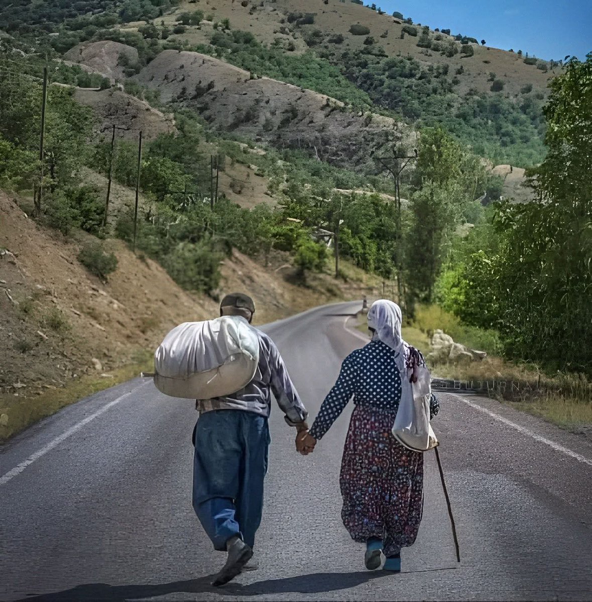 Selver0635's tweet photo. Ben üç dil biliyorum ..
Üç dilde konuşup,
Üç dilde yazıyorum ..
Aşk, barış, özgürlük .!!
Bir tek ülke istiyorum adı "Dünya",
Bir tek ırk istiyorum adı "İnsan",
Bir tek kaynak istiyorum adı "Sevgi"...

Nazım Hikmet https://t.co/BMz6XLAlKk