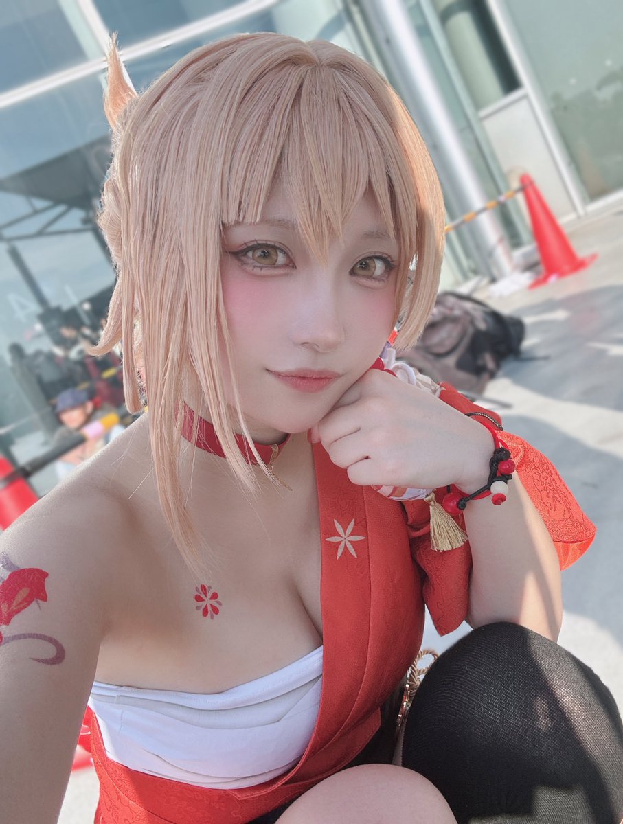 0ix_xi00's tweet photo. コミケ2日目は宵宮でした！！
写真集たくさんの方にお手に取っていただけて嬉しかったです😭✨

#C106 #C106コスプレ https://t.co/NCdk64jVL0
