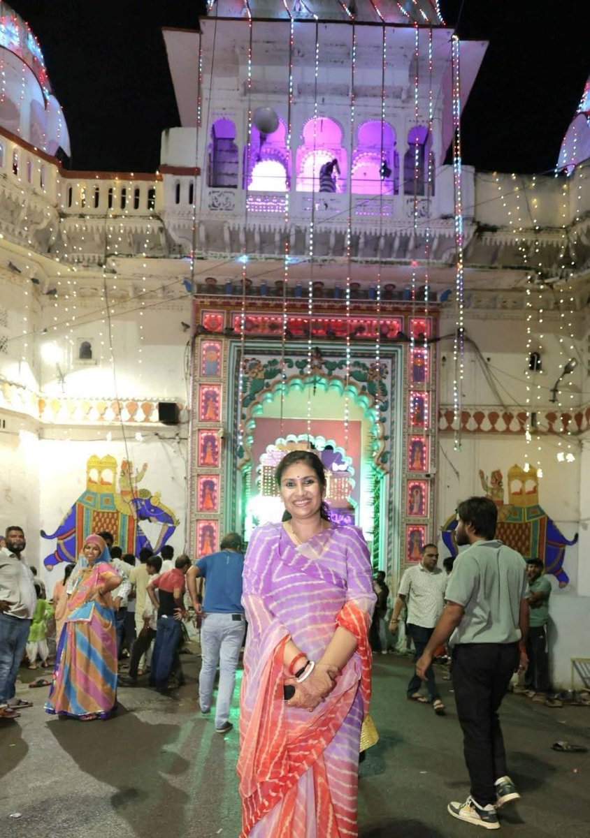 kiransnm's tweet image. कृष्णं वन्दे जगदगुरुम्‌ !!

योगेश्वर प्रभु श्रीकृष्ण जन्माष्टमी के मंगलमय अवसर पर कांकरोली स्थित श्री द्वारिकाधीश जी मंदिर एवं श्रीनाथजी मंदिर, नाथद्वारा में आयोजित जन्माष्टमी महोत्सव में सहभागी होने का दिव्य सौभाग्य प्राप्त हुआ।
#HappyJanmashtami