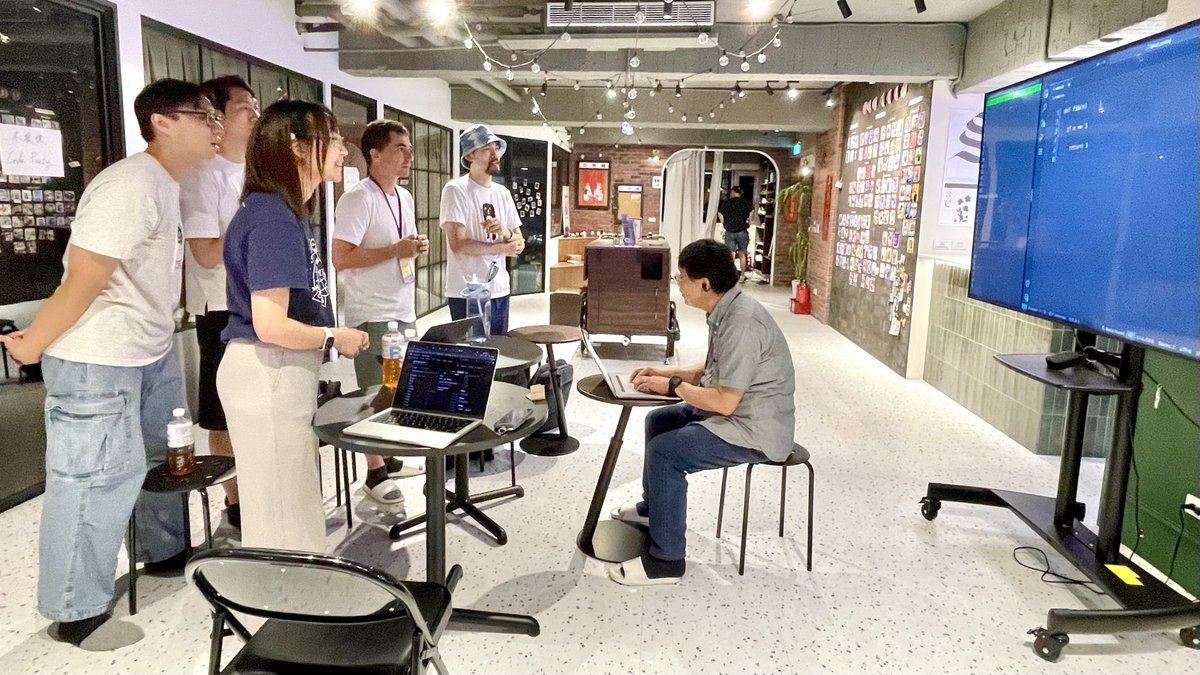 rubyconftw's tweet image. At “Blind Coding Game Jam” table hosted by @tonytonyjan:
🙈 Player couldn’t see the screen
👀 Teammates had no access to the keyboard
Teamwork challenges ranged from hello-world to Fibonacci…while @yukihiro_matz mastered some on the fly! 🐇
2025-08-09 #CodeParty #RubyConfTW