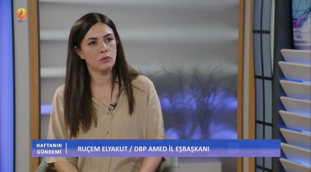 Hevseroka me Rûçem Vefa Elyakût beşdarî bernameya Rojeva Heftane ya JIN TV'yê bû.
Elyakût, xebatên ku di derbarê atolyeya "Bîrdoziya Azadiya Jinê" tên lidarxistin nirxandin. 

instagram.com/reel/DNbf5f2Or…