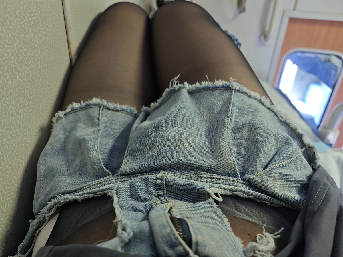 LLonan1's tweet photo. 火车上露出，感觉都被下铺的大叔看光了😰
#露出 #男娘 #火车 #伪娘 https://t.co/MaIkhnQb4l
