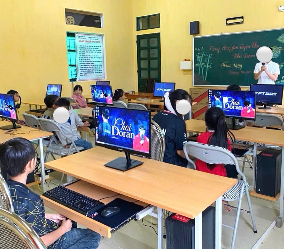 RawiDoranie's tweet photo. 💕<Doran VN Fans donate to “Computer Labs for Children” Program>
🗓️ 2025년 8월 17일, Doran VN Fans는 「어린이를 위한 컴퓨터실」 프로그램을 통해 Thanh Hòa 초·중학교에 새 컴퓨터 6대를 기부했습니다.

✨새로운 컴퓨터 덕분에 현재 재학 중인 391명의 학생들(초등학생 196명, 중학생 195명)뿐만 아니라 앞으로의 세대들도 베트남 국가 교육과정에 맞추어 정보기술 수업을 받을 수 있게 되었습니다.

또한, Doran VN Fans는 학교에 교복 45벌, 공책 460권, 가방 20개, 연필 166자루, 동화책 등 다양한 학용품을 함께 기부했습니다.

🐿️프로게이머 최현준(Doran) 선수에게서 영감을 받은 우리의 작은 나눔이 학생들의 학업과 꿈을 향해 나아가는 여정에 조금이나마 힘이 되기를 바랍니다.

이번 프로젝트에 함께해 주신 285명의 도토리들, 「어린이를 위한 컴퓨터실」 프로그램, 현지에서 도움을 주신 선생님들께 진심으로 감사드립니다. 또한 이미지를 사용할 수 있도록 허락해주신 A_rosy_dawn , happiness_FD , 그리고 프로젝트를 위해 힘써준 스태프와 디자이너분들께도 특별한 감사를 전합니다.

 도란 선수의 데뷔 2220일을 축하드립니다. 도란 선수께 항상 최고의 축복이 함께하길 바라며, 이 세상에 많은 좋은 것들을 남겨주셨다는 사실을 꼭 전하고 싶습니다.
#Doran #도란