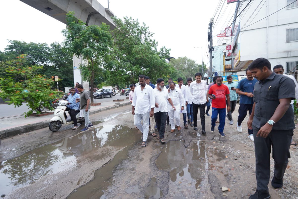 GuthaAmithReddy's tweet photo. నేడు జూబ్లీహిల్స్ నియోజకవర్గం, ఎర్రగడ్డ డివిజన్ పరిధిలో స్థానిక కాంగ్రెస్ పార్టీ నాయకులతో కలసి అశోక్ మార్గ్ లో గల Kalpataru Avante, Brigade Citadel, Vasavi Brindavanam సొసైటీ లను సందర్శించి, వారి సమస్యలు, మౌలిక సదుపాయాల గురించి తెలుసుకోవడం జరిగింది.
అతి తొందర్లో #GHMC, #HMWS&B, రాష్ట్ర ప్రభుత్వ సహకారంతో సమస్యలను పరిష్కరించే ప్రణాళికల రూపకల్పన చేయడం జరుగుతుంది.
@Ponnam_INC @INCTelangana @TelanganaCMO @revanth_anumula @VivekVenkatswam
@CNReddy_INC
@AKY_INCMP