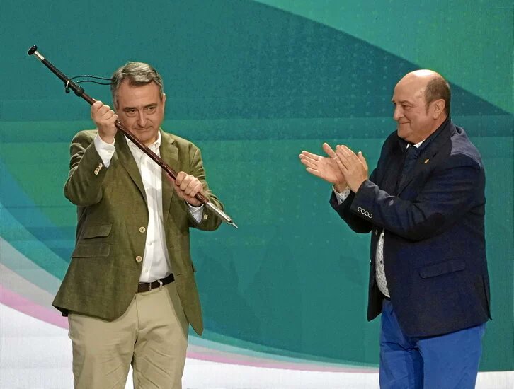 naiz: (@naiz_info) on Twitter photo El PNV matizó en su ponencia final la vinculación de EiTB con el partido 
 🖊️ <a href="/gara_iiriondo/">Iñaki Iriondo Telleria ↗️↙️ 🇵🇸</a> 
naiz.eus/eu/info/notici… El PNV matizó en su ponencia final la vinculación de EiTB con el partido 
 🖊️ <a href="/gara_iiriondo/">Iñaki Iriondo Telleria ↗️↙️ 🇵🇸</a> 
naiz.eus/eu/info/notici…