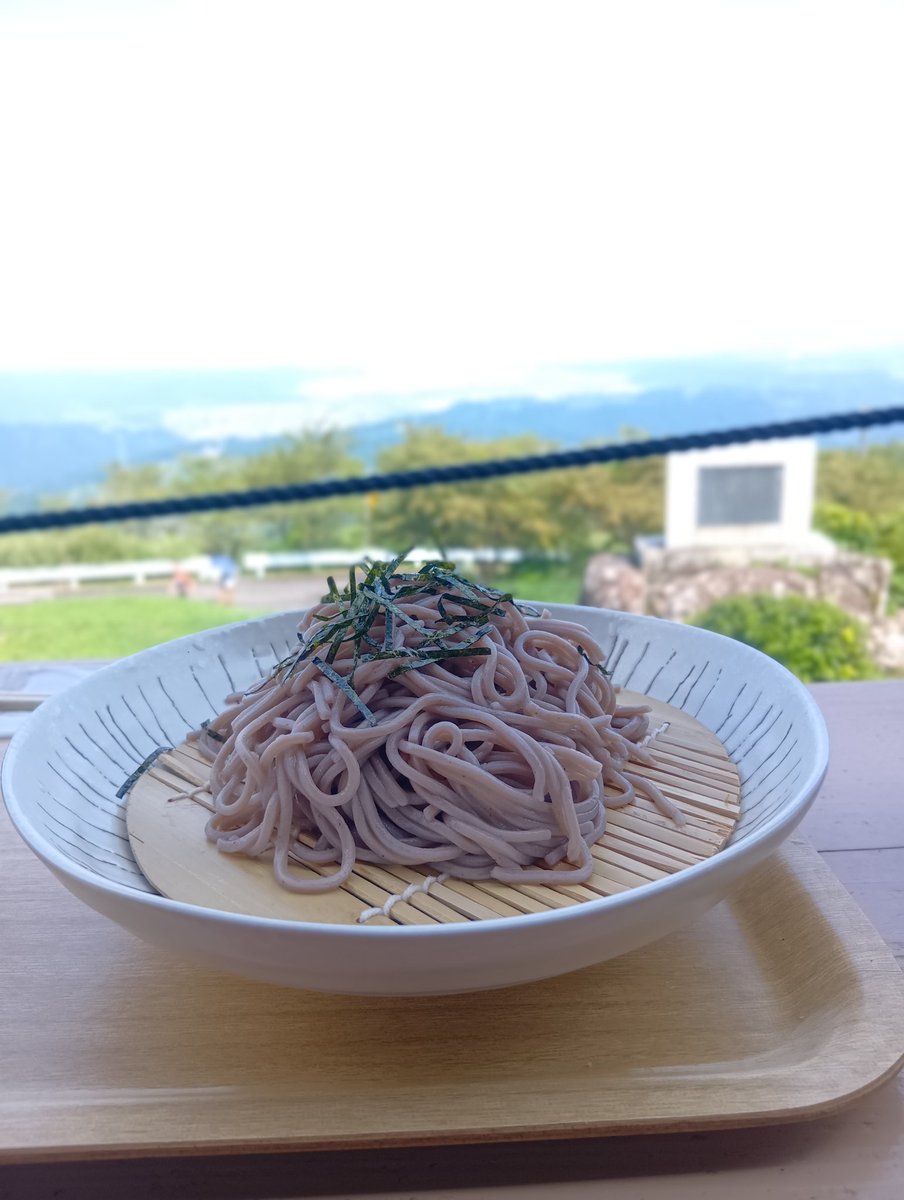 yuji112's tweet photo. 近くの粟ヶ岳。頂上の茶店にて。
#静岡県
#粟ヶ岳 https://t.co/ii4rTPP8X4