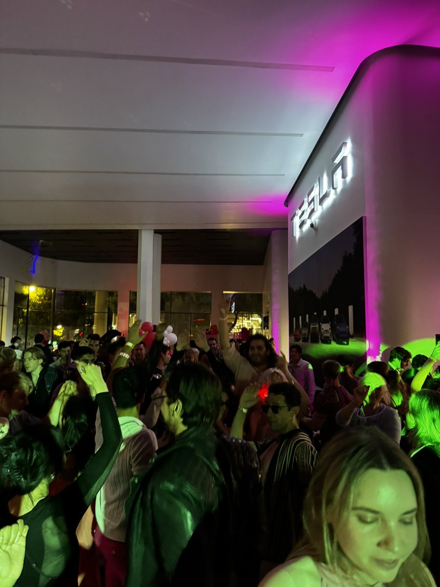 saw my twitter feed come to live today at tesla 

s/o to the best hosts <a href="/Madisonkanna/">Madison</a> <a href="/CatOrman1/">Cat</a>
