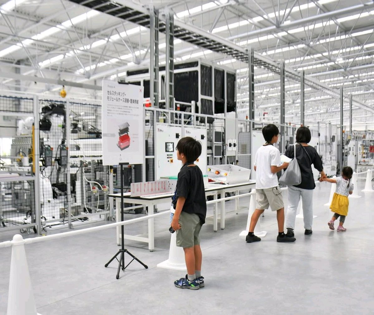 tamano_PR's tweet image. 【瀬戸芸夏会期  #PowerBase 工場見学ツアー📝】

8月13日㈬には、工場見学ツアーの無料参加枠が設けられ、参加者は通常は入ることのできない工場内部を楽しんでいました🔧

無料見学ツアーは受付を終了していますが、有料のツアーは事前申込みの上参加可能です👌
詳しくは下記のポストから🌟
#玉野市