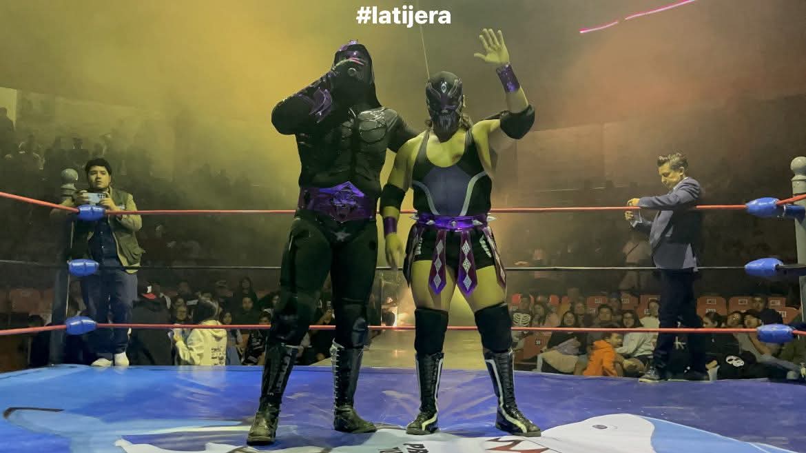 LaTijeraLucha's tweet photo. La lucha semifinal puso la “pimienta y el sabor” con el choque entre #LasShotas y el #GymPark🔥☠️🦄
En batalla que se llevó hasta las gradas de la #ArenaActopan, #JessyVentura y #Mamba salen con la mano en alto luego de tremendos faules de #LAParkJr y #Limbo, quienes ... https://t.co/FzWRqhFUQu