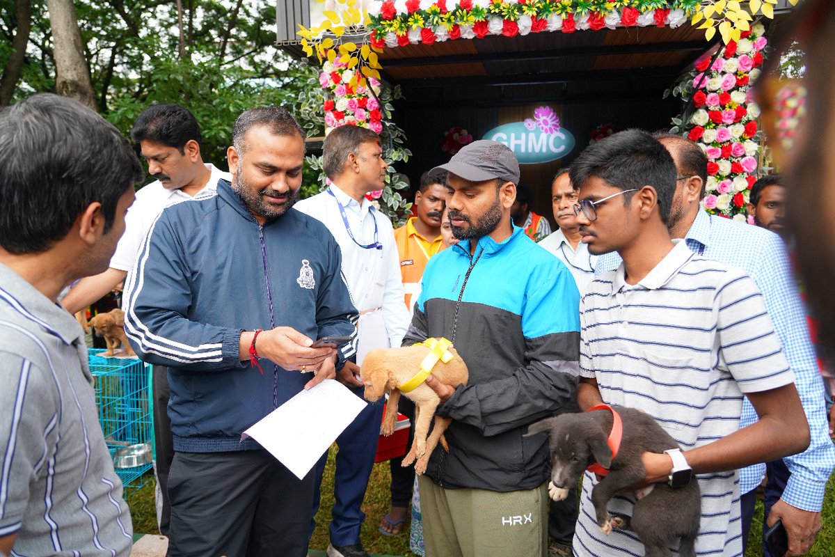 GHMCOnline's tweet photo. 🐶 Desi Puppy Adoption Mela @ Jalagam Vengal Rao Park!!

GHMC organized a puppy adoption fair showcasing various beautiful Indian dog breeds.
The mela was inaugurated by Commissioner GHMC Sri R.V. Karnan @CommissionrGHMC , along with Khairatabad Zonal Commissioner Sri Anurag Jayanti @ZC_Khairatabad & Chief Veterinary Officer Sri Vakeel and GHMC officials.

🌟 Citizens enthusiastically participated and came forward to give homes to puppies.
💉 All puppies at the mela were vaccinated & healthy, ensuring safe adoption.
💚 The initiative promotes love for Indian breeds and encourages responsible pet adoption.

Adopt a friend for life – vaccinated desi puppies waiting for homes!!!

@TelanganaCMO @PrlsecyMAUD 

#GHMC #AdoptDontShop #PetAdoption #DesiDogs #AnimalWelfare #HyderabadEvents #ResponsiblePetOwnership #VaccinatedPets #LoveDesiDogs #GHMCInitiative #PetLoversHyderabad #AdoptionDrive