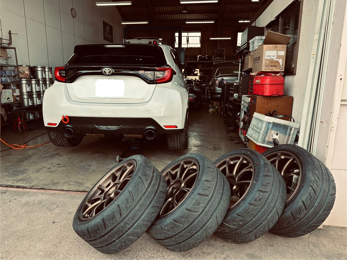 tissues5316's tweet photo. GRヤリスにTEIN MONO RACINGインストールしました!!
納車して2年半ようやく次のステップの足回りに手をつけることができました!タイムアップに期待!!
丁寧な作業いつもありがとうございます!
#TEIN
#MONORACING
#GRヤリス
#フレアーレーシング https://t.co/UGRVhymVwM
