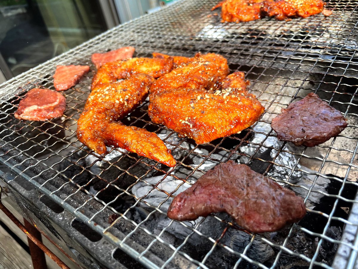 ごはんが炊けるまでお肉ステイ。手羽先と海鮮へ