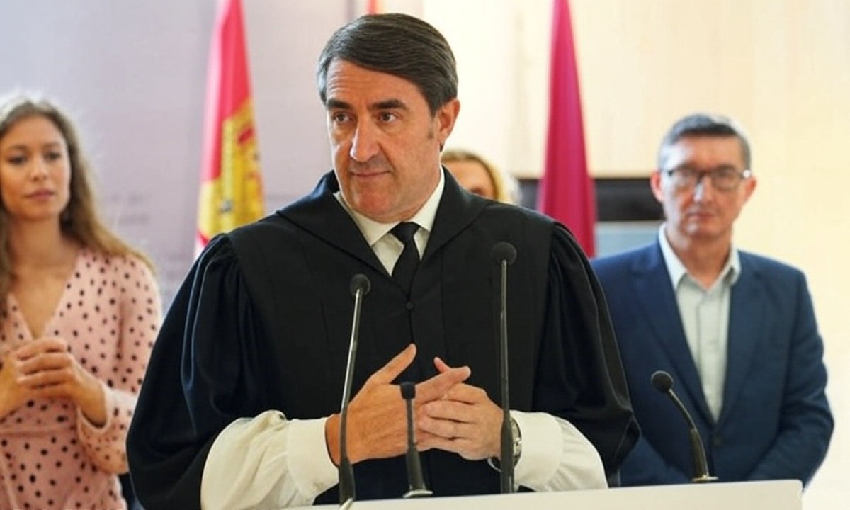 GermanGorraiz's tweet photo. Mañueco y el juez Quiñones están quemados?
La Fiscalía estudia denunciar a Mañueco y a Quiñones por "incumplir de forma sistemática en el operativo antiincendios de CyL la Ley de Prevención de Riesgos Laborales", penado con 2 años de inhabilitación especial. https://t.co/V01xgrk34z