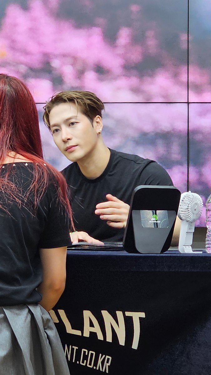 jjackpamine's tweet photo. [250817 뮤직플렌트 ]
스니는 윤.호선배님 레슨밈 알고있더라 ㅋㅋㅋㅋ 나한테 오늘밤에는 첫번째레슨만 알고 있으래...어떻게!! 첫번째 레슨
'좋은 건 너만 알기' 
ㅁㅊ!!어떻게 나만 알아 온세계가 다 알아야지
슨이가 멋진 나의 가수라는것을 
#JacksonWang #잭슨
#王嘉尔 https://t.co/MhtG8jyHat