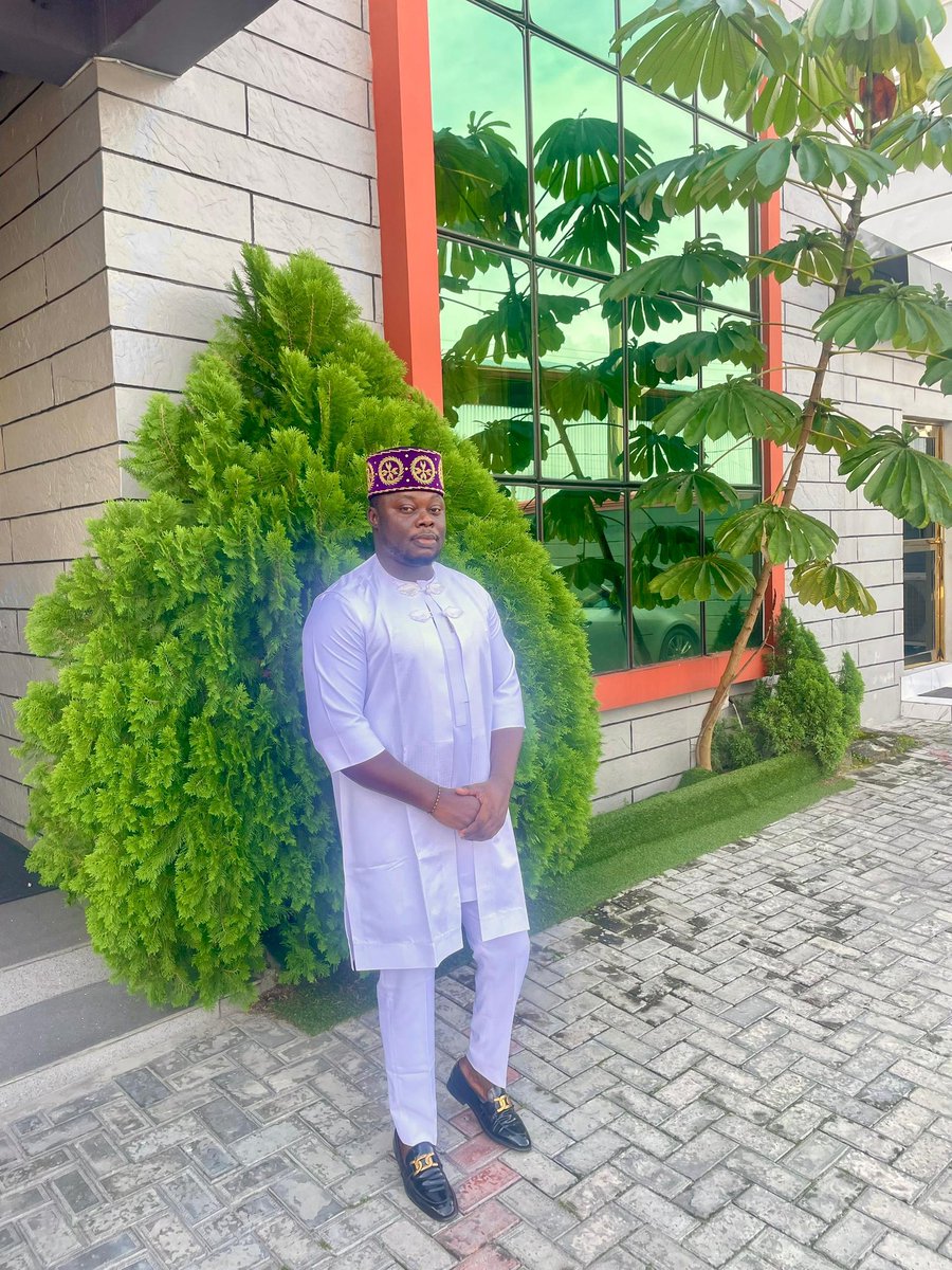 alexojoeguari's tweet image. Designers are often confused to be "showmen" but what most people don't understand is that, we are naturally salesmen. If we don't sell ourselves and craft, hungry go beat us, lol.

/OAO/Designer/Fashion x Architecture x Furniture x Product Design/

#DesignWithAlex #OAO