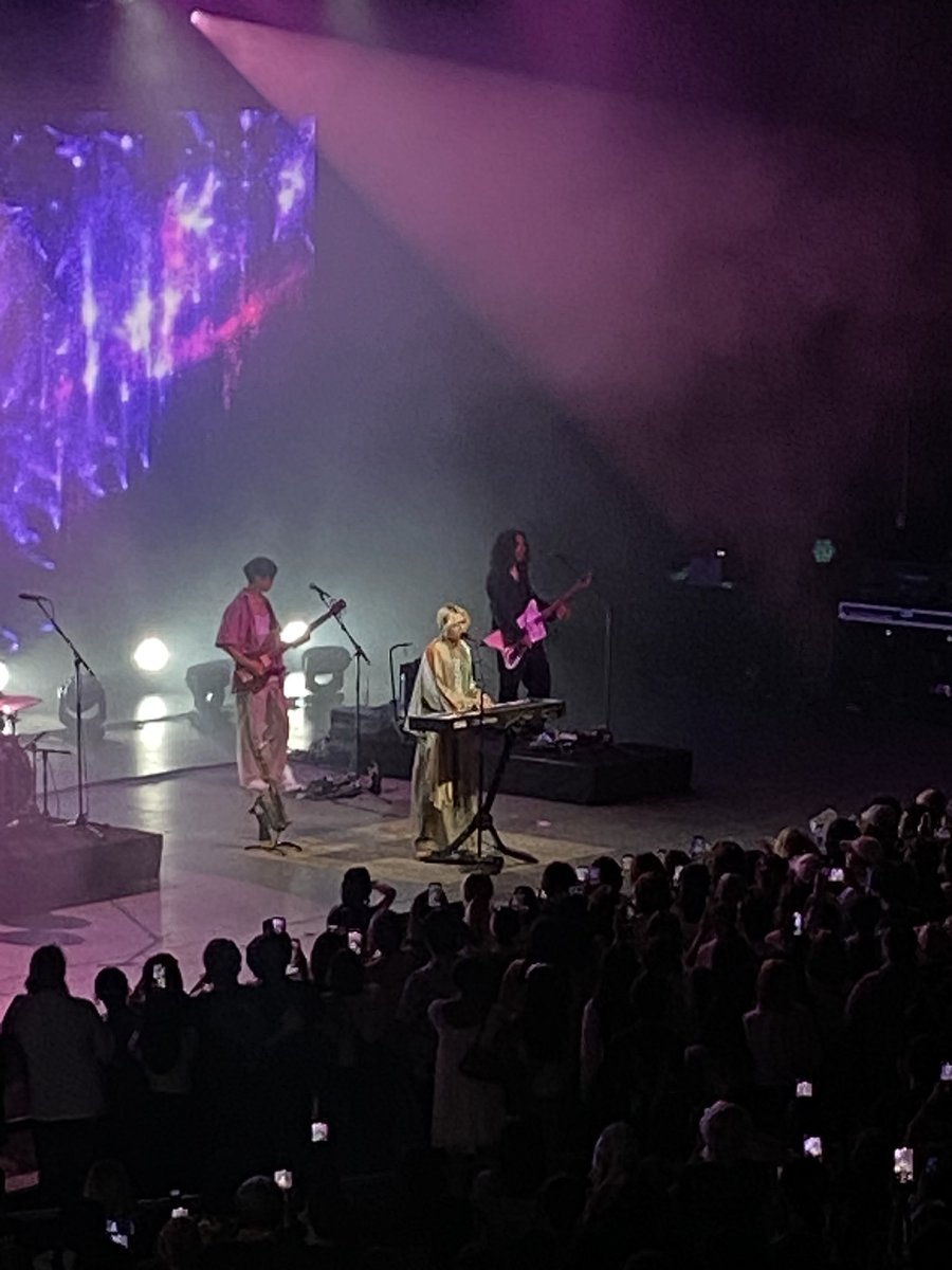 itmsleep's tweet photo. finally watched fujii kaze live 💚

after discovering his music a few yrs ago, i finally understood the “i want to protect that smile” feeling some ppl have towards their oshis 🥺 to a lot of his fans, kaze himself is like sunshine—you just wanna bask in his light ☀️ https://t.co/ag4JGiI5ij