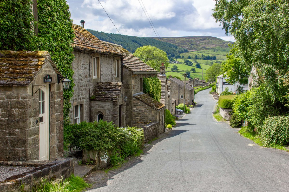 Who loves Appletreewick? ✋ A charming village with two traditional #YorkshireDales pubs, The Craven Arms and The New Inn 🍻

The village is also just a short hop to #Grassington, where you'll find our National Park Visitor Centre. 

ℹ️ Find out more on our website

#Wharfedale