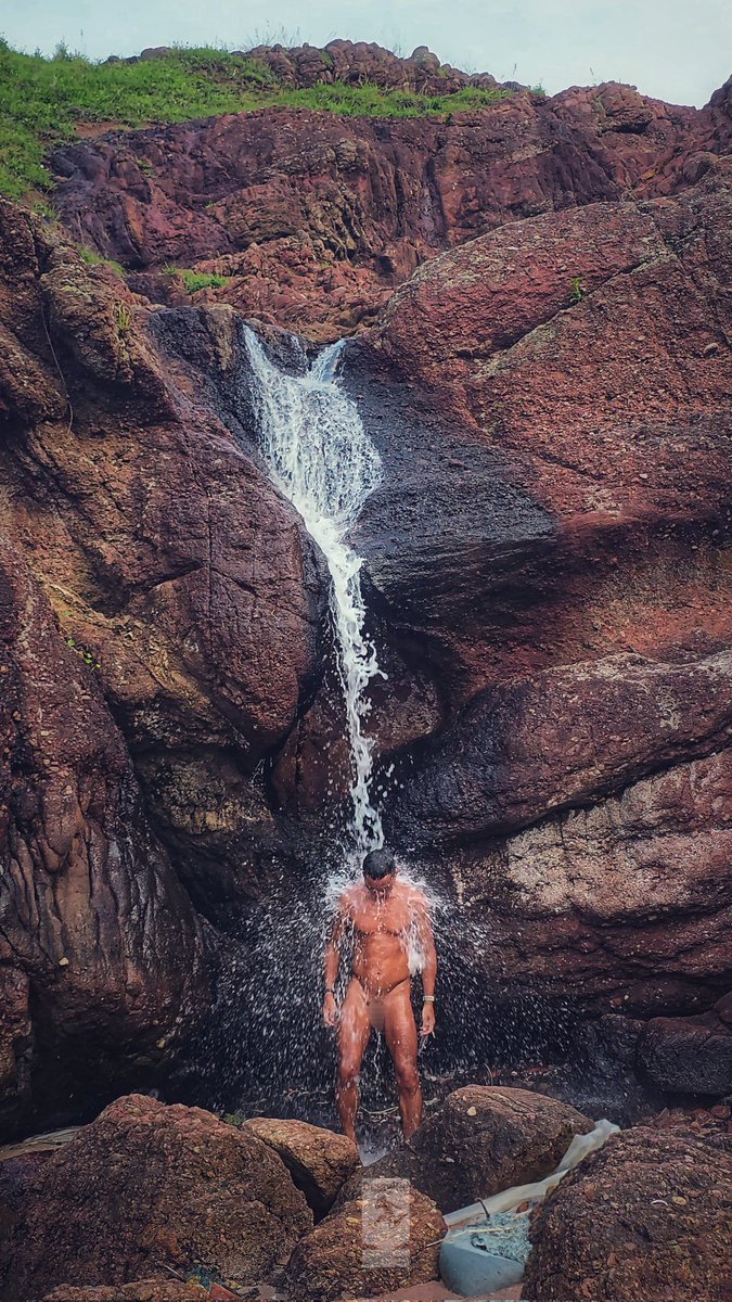 暴雨後期間限定😍
上面有潭有水浸，下面又有瀑布有水沖😆 

只有0.44.平方公里，最高只有海拔133米的小鳥，因獨特地質（ 呈現紅色岩石），及曾發現恐龍化石而聞名。
