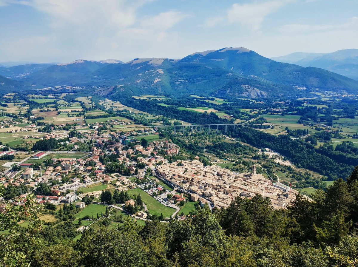 Giorgybus's tweet photo. Raggiungibile con un ripidissimo sentiero nel bosco, la Torre Angioina è uno dei luoghi simbolo di #Leonessa, oltre che uno dei punti migliori da cui osservare la città dall'alto. Un po' vertiginosa la scaletta per salire in cima, ma vale la pena farsi coraggio 😅💪🏻 https://t.co/zAwF4WstKF