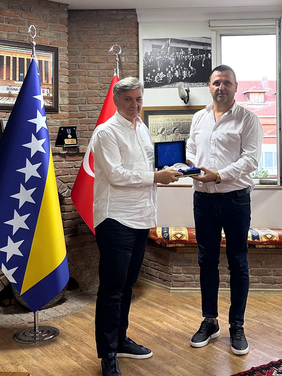 Bosna Hersek Meclis Baskani ve Ulusal Temsilciler Meclis Uyesi Sn. Denis Zvizdic’e Derneğimizi Ziyaretin Dolayı Kendilerine Teşekkür Ederiz . #deniszvizdic #bosna