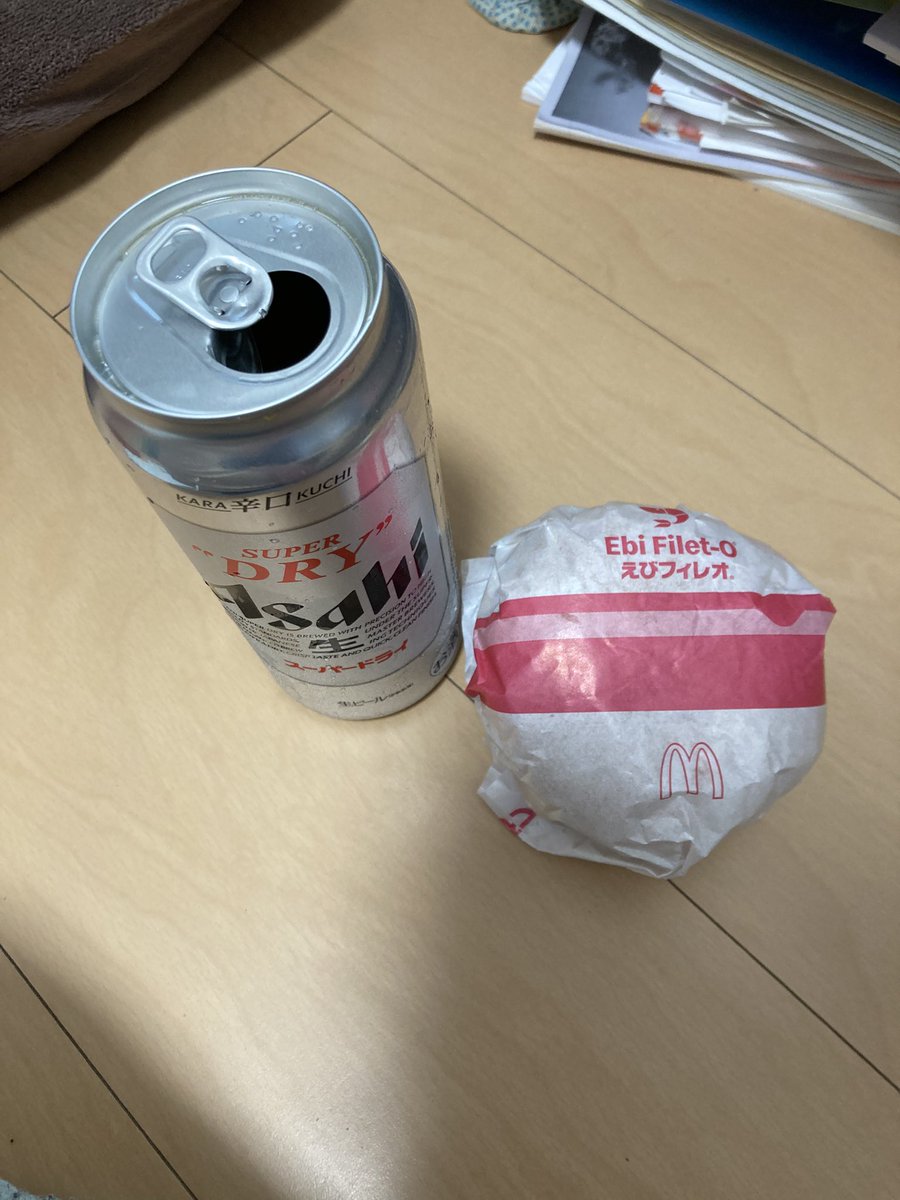dioniskun's tweet photo. バーガーが小さくなったのか、
私が大きくなったのか

時給62円上がりますもんね……

#マクドナルド
#マクドナルド大好き
#talesweaver https://t.co/6B9EGLCSxP
