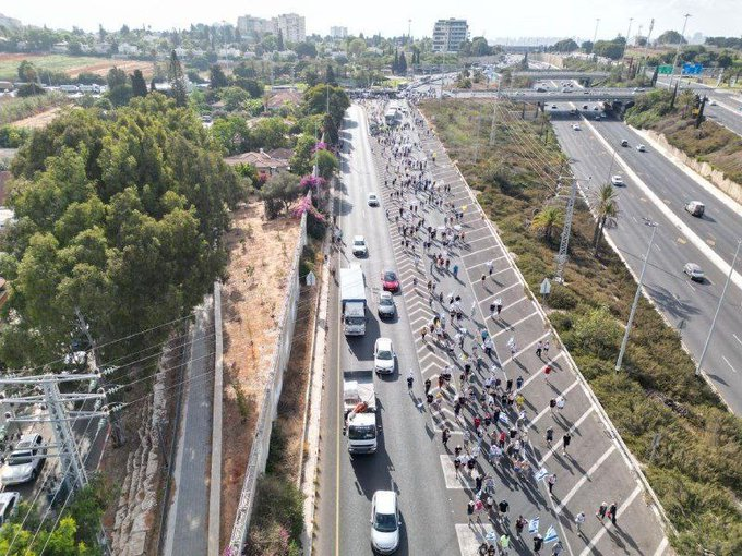 ferozwala's tweet photo. Settlers closed an intersection near #RamatHasharon in the centre of occupied Palestine, a short while ago, to pressure the occupation government to agree to pursue a prisoner exchange deal.
#Gaza #Palestine
#Palestine #Resistance
@qudsn
https://t.co/8gNcAcA8Yu https://t.co/gcYhQK7Wpg
