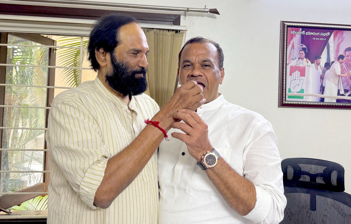 UttamINC's tweet photo. Friend and senior minister colleague @KomatireddyKVR met me at my residence on the happy occasion of birth of his granddaughter, Tara, yesterday. 

Conveyed our congratulations and best wishes to the new born.

- Uttam &amp; Padma https://t.co/eQMo8s4sPb