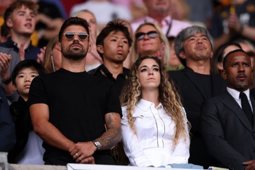 🇵🇹 Ruben Neves accompanied Rute Cardoso, Diogo Jota's widow, to the Wolves match yesterday:

🗣️ "I will make sure that you are always present, and I will ensure that nothing is ever missing from yours while you're up there, far away, but thinking of us." 

"More than a