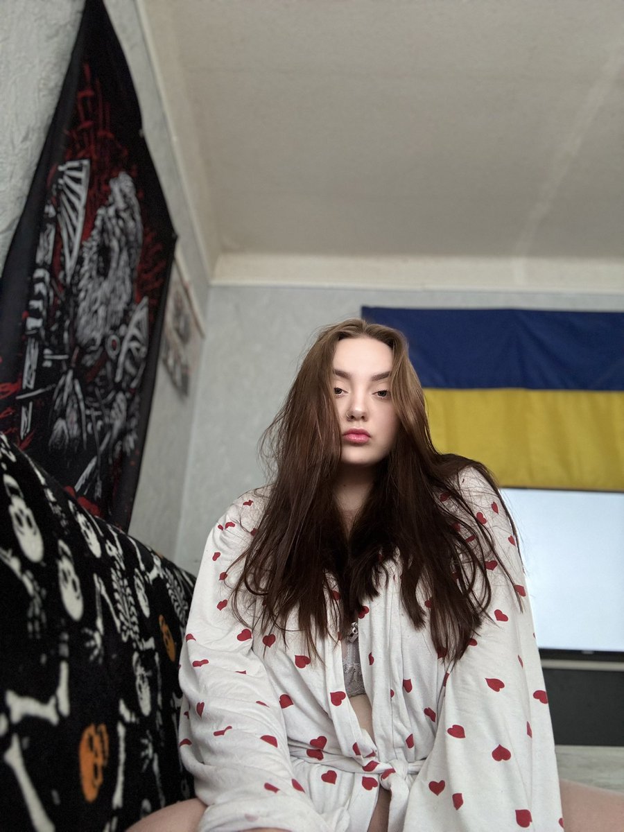 Сидить з недовольним єбалом з самого ранку🙄