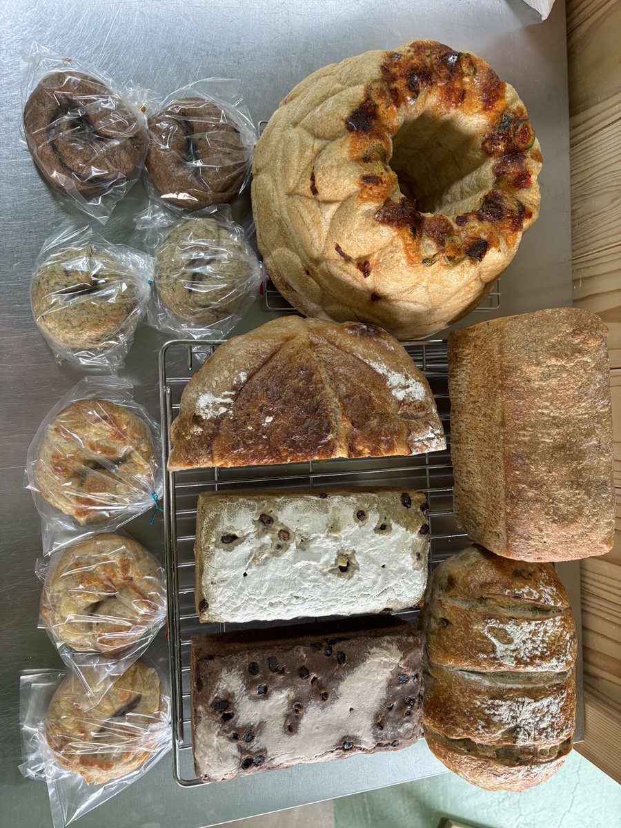 ありがとうネェ♪申し込みホームから送料込み、１２０００円のパン達を発送しました。内容は、バベル、ブロッコリーカンパーニュ、よもぎとチョコの米粉パン、白胡麻オートミール食パン、プレーンカンパーニュ、ミニベーグル７個、オマケ、グレープフルーツときな粉のシフォンケーキこれらが入ってます