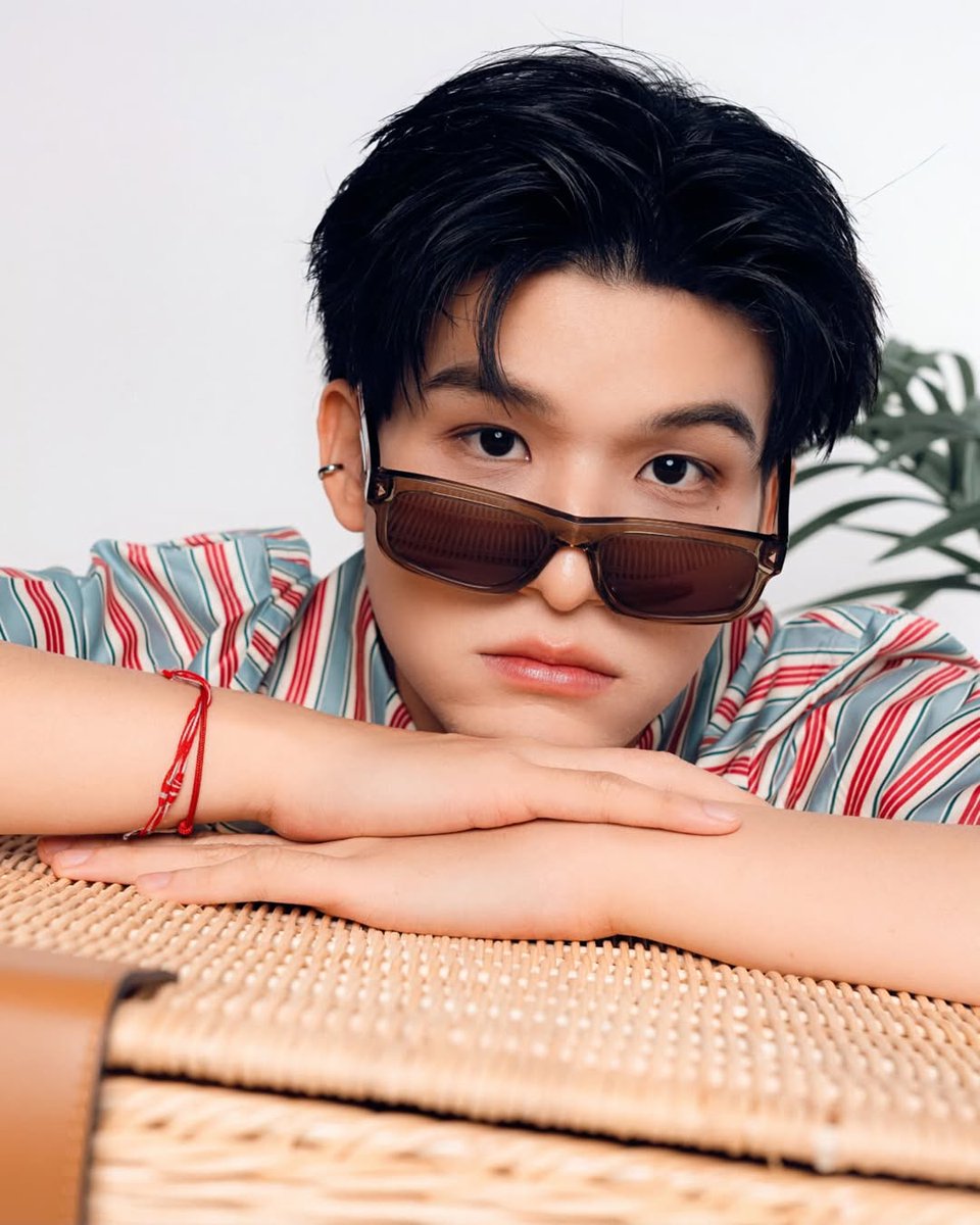 gleeseaning's tweet photo. [TH] Is summer already peeking? 🌞👀 Because Sky Wongravee, 4EVE's Mind, Off Jumpol, and Ink Waruntorn have come prepared with their #PradaSummerKit!

#SkyWongravee #mind #Tumcial #InkWaruntorn #Prada https://t.co/KANUWAlKtz