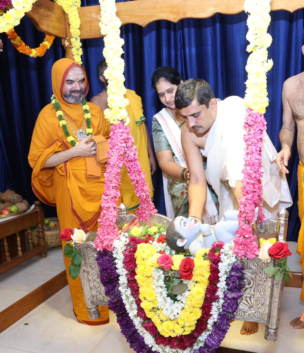 #ಸ್ವಭಾಷಾ_ಚಾತುರ್ಮಾಸ್ಯ - ದಿನ 38
ಮರೆತುಹೋದ ಮನೆಮಾತನ್ನು ಮರಳಿ ನೆನಪಿಸಿಕೊಡುವ ಮಹಾಪರ್ವ

*ದಿನವಿಶೇಷ: ಶ್ರೀಕೃಷ್ಣಾಷ್ಟಮೀ

16-08-2025
ಅಶೋಕೆ, ಗೋಕರ್ಣ

#Swabhasha #Chaturmasya