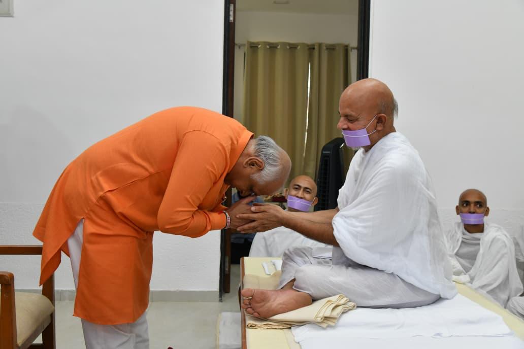 infoahdgog's tweet photo. મુખ્યમંત્રી શ્રી ભૂપેન્દ્ર પટેલે કોબા ખાતે આચાર્ય મહાશ્રમણજીની મુલાકાત કરી હતી. 

મુખ્યમંત્રીશ્રીએ તેમની આ મુલાકાત દરમિયાન આચાર્યશ્રીને વંદન કરી આશીર્વચન પ્રાપ્ત કર્યા હતા. https://t.co/AzPsDEXacf