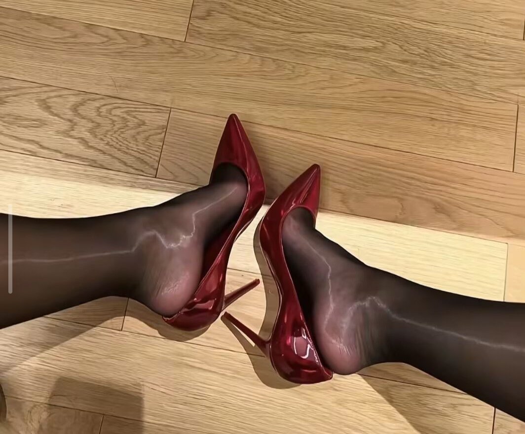 一脚把你妈踹死好不好啊傻逼