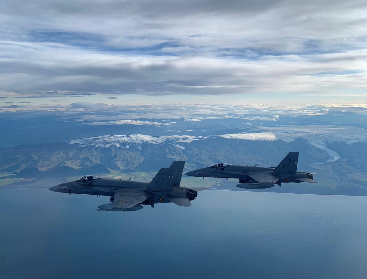 EMADmde's tweet photo. #FelizDomingo desde #Islandia donde ya ha finalizado la misión del #DATSTINGA 🇪🇸de Policia Aérea de la @NATO . Más de 120 aviadores y seis EF-18M del @EjercitoAire han garantizado la seguridad del espacio aéreo aliado y completado más de 200 horas de vuelo. Los seis F-18 regresarán a la Base Aérea de Zaragoza en las próximas horas para concluir así el primer despliegue de España en este país europeo: compromiso y solidaridad. #MOPS @NATO_AIRCOM
Más info👉https://t.co/CCghIDzATl