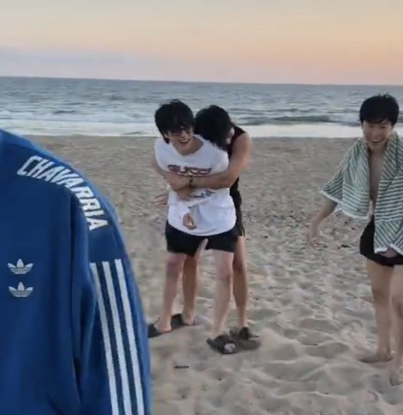 “geçen ziyaretimde Taehyung ‘sonunda geldin mi?’ diyerek bana sarıldı ve yanımdan hiç ayrılmadı resmen.” 🥺