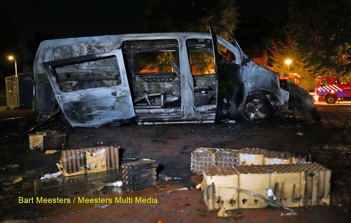 Gestolen busje uitgebrand met vuurwerkoverlast hoorbaar in Hedel